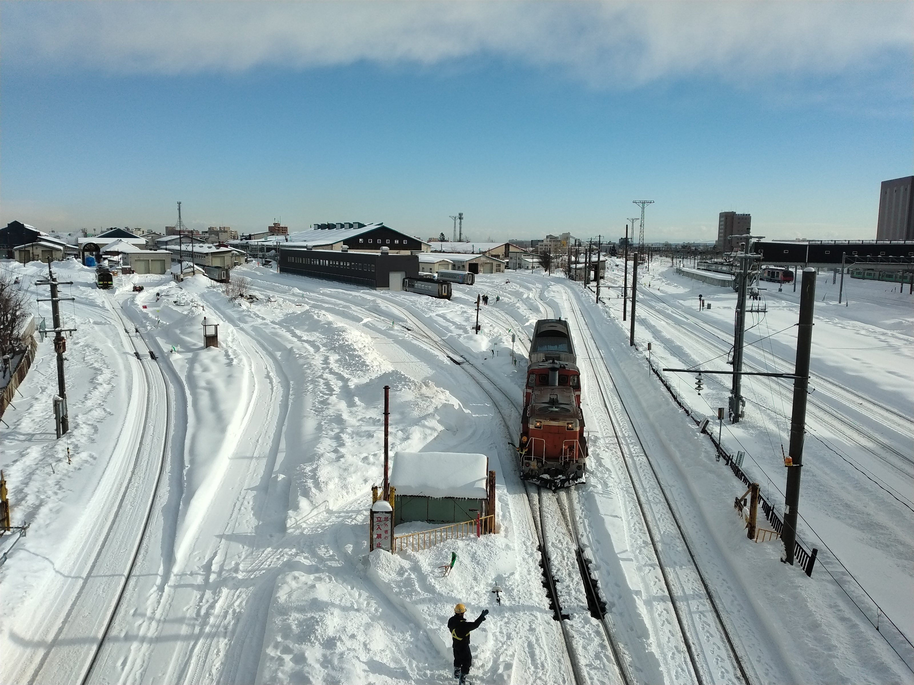 連絡通路から見た鉄道整備工場の景色